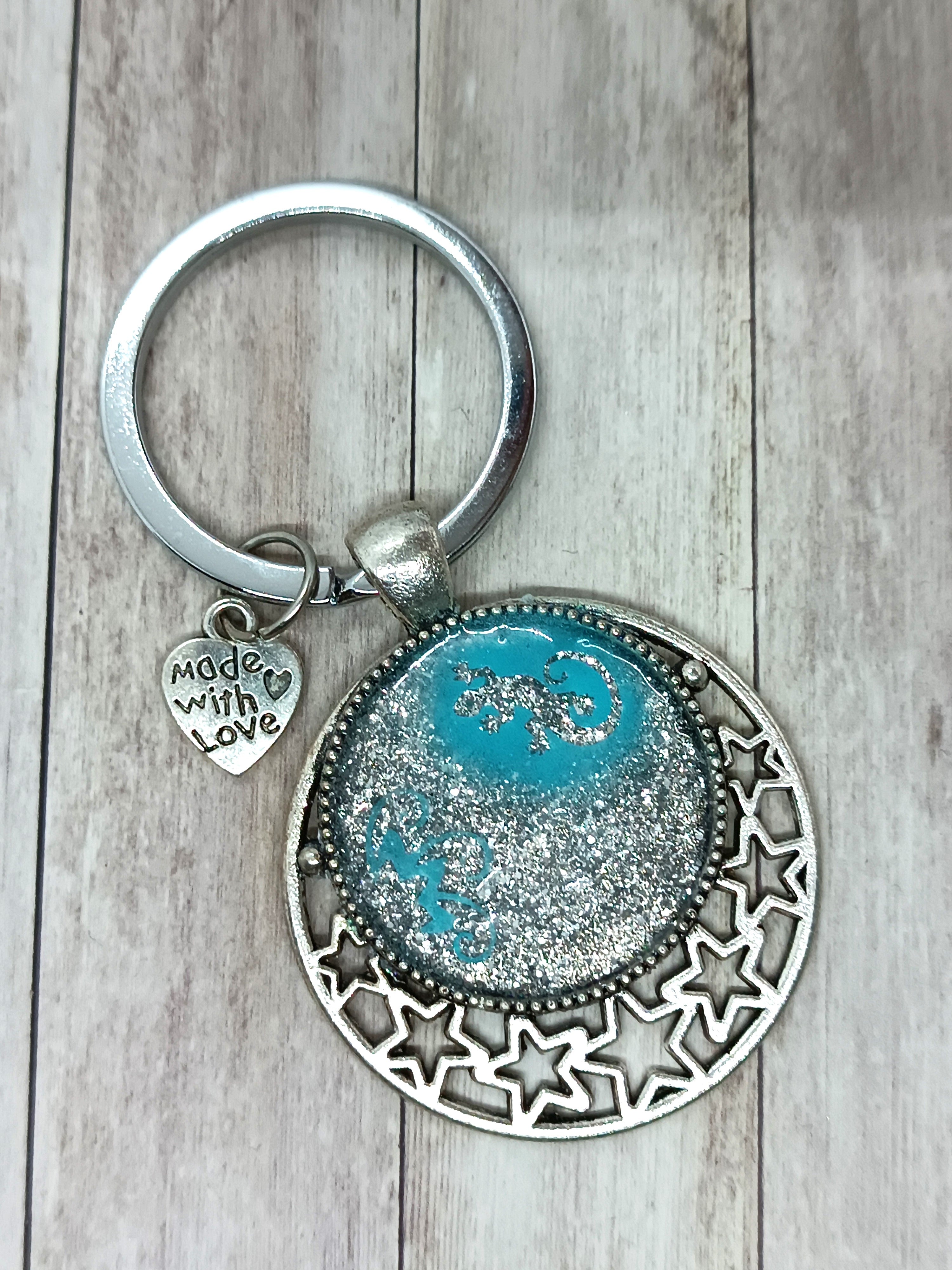 Porte-clés artisanaux résine & métal – Modèles étoiles turquoise et rose
