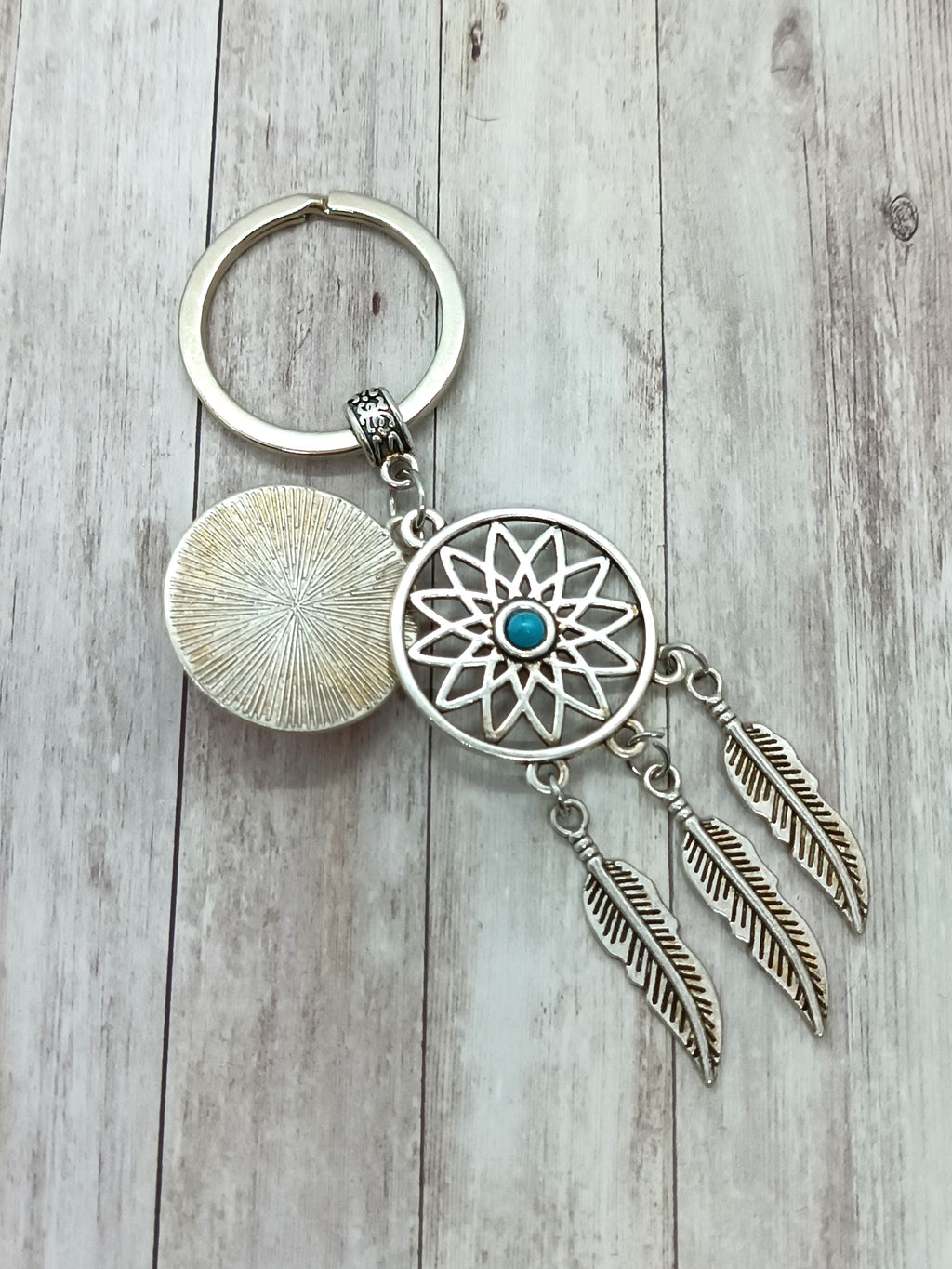 Porte-clés Attrape-Rêves Rose – Charm Bohème avec Pampilles et Médaillon Résine