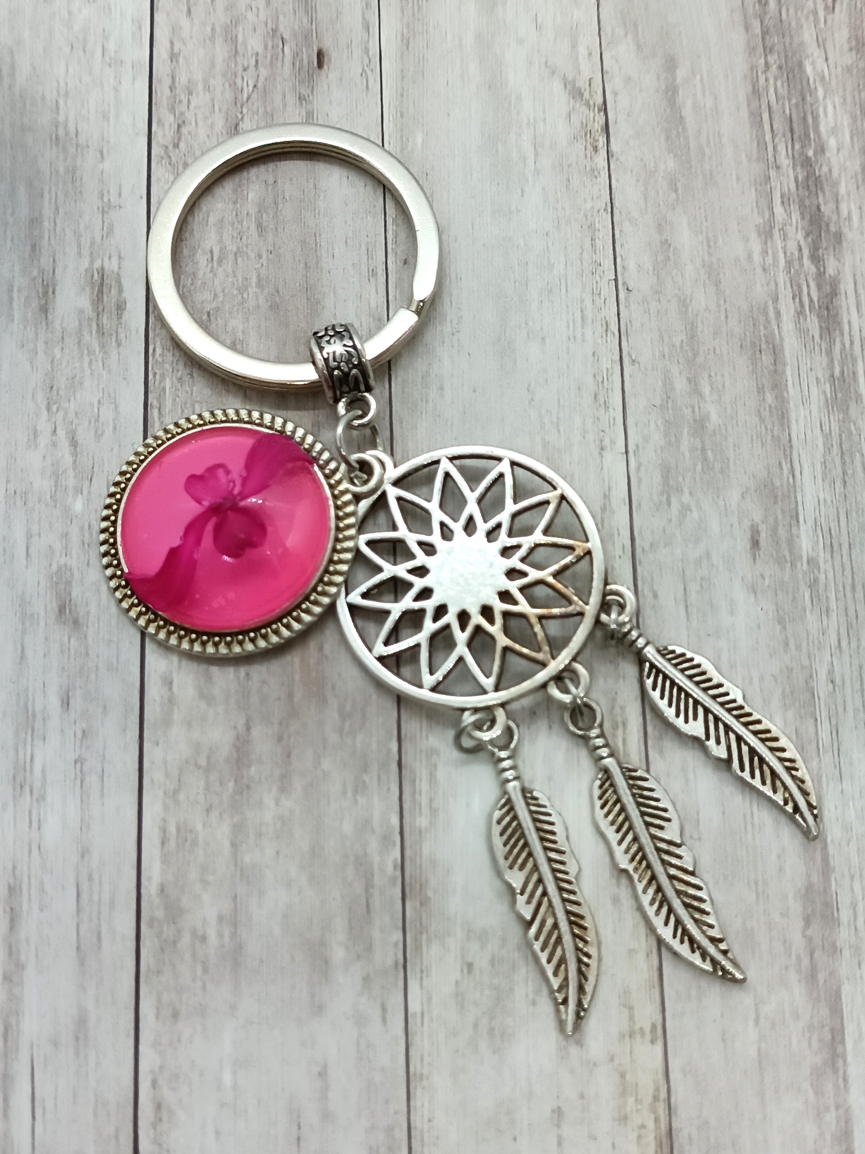 Porte-clés Attrape-Rêves Rose – Charm Bohème avec Pampilles et Médaillon Résine