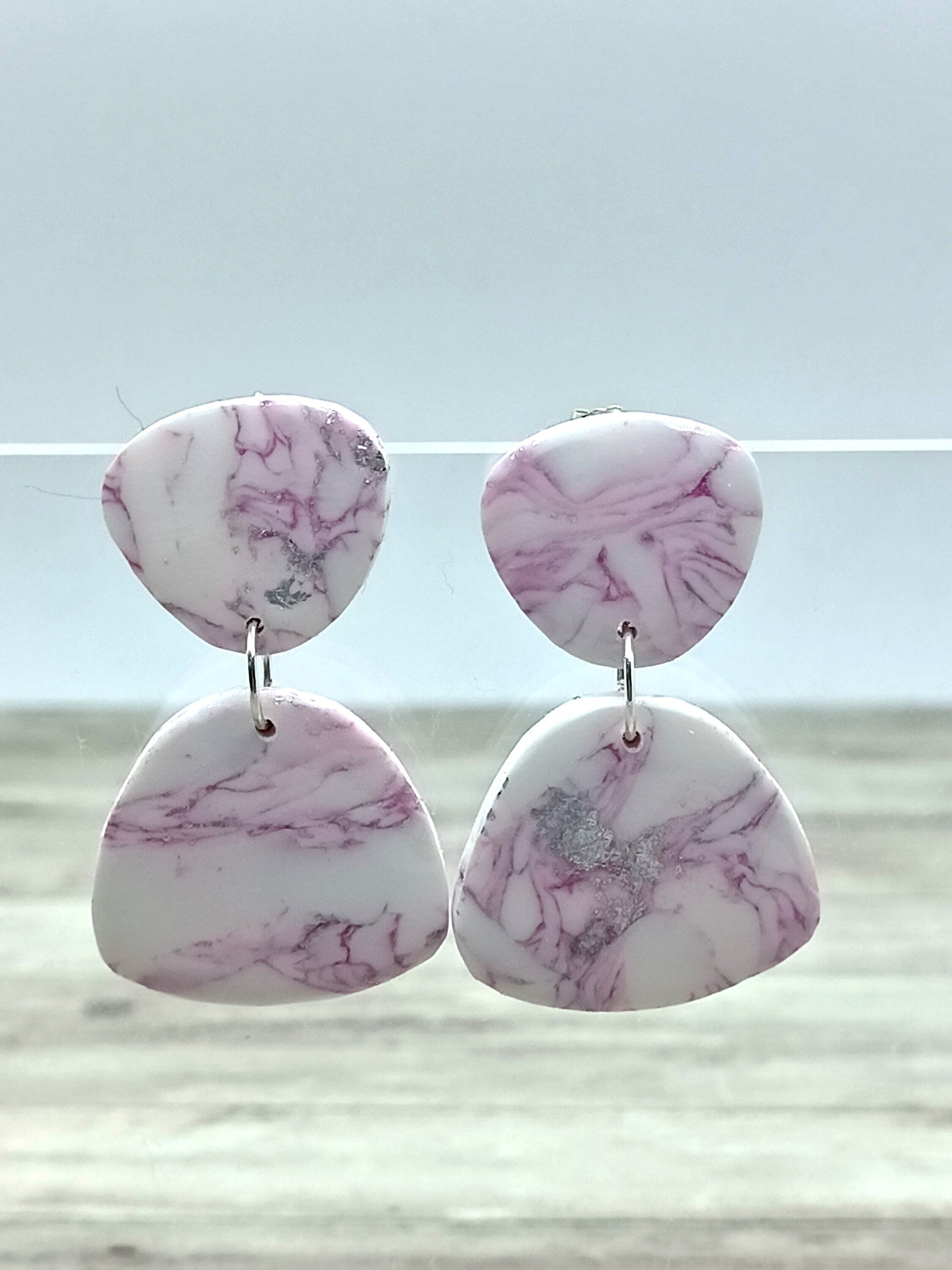 Boucles d’oreilles marbrées violet – Création artisanale en pâte polymère