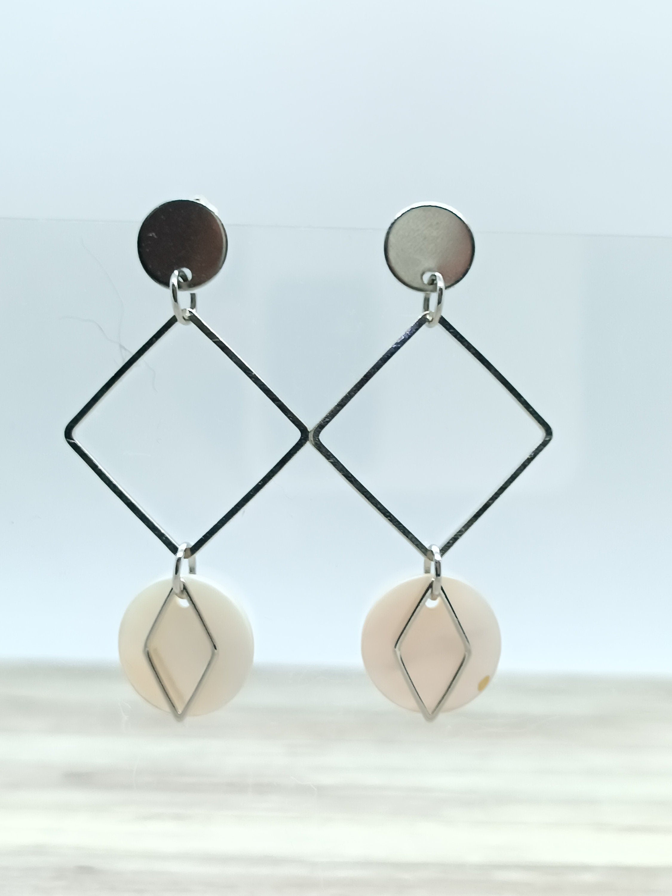 Boucles d’Oreilles Nacre & Laiton – Forme Géométrique Losange | Bijou Léger et Élégant