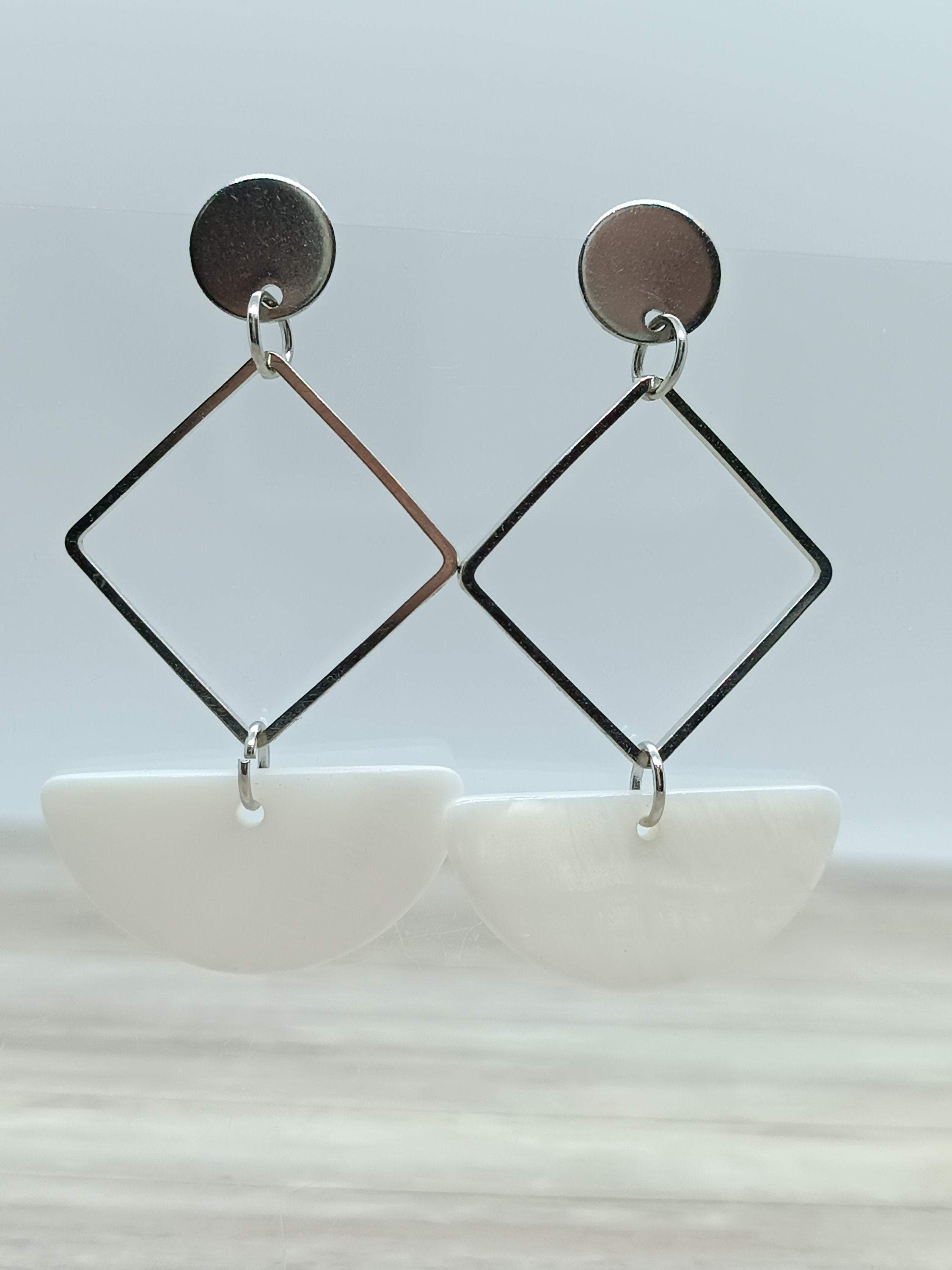 Boucles d’Oreilles Géométriques Nacre & Laiton – Demi-Lune Blanche | Bijou Chic et Minimaliste