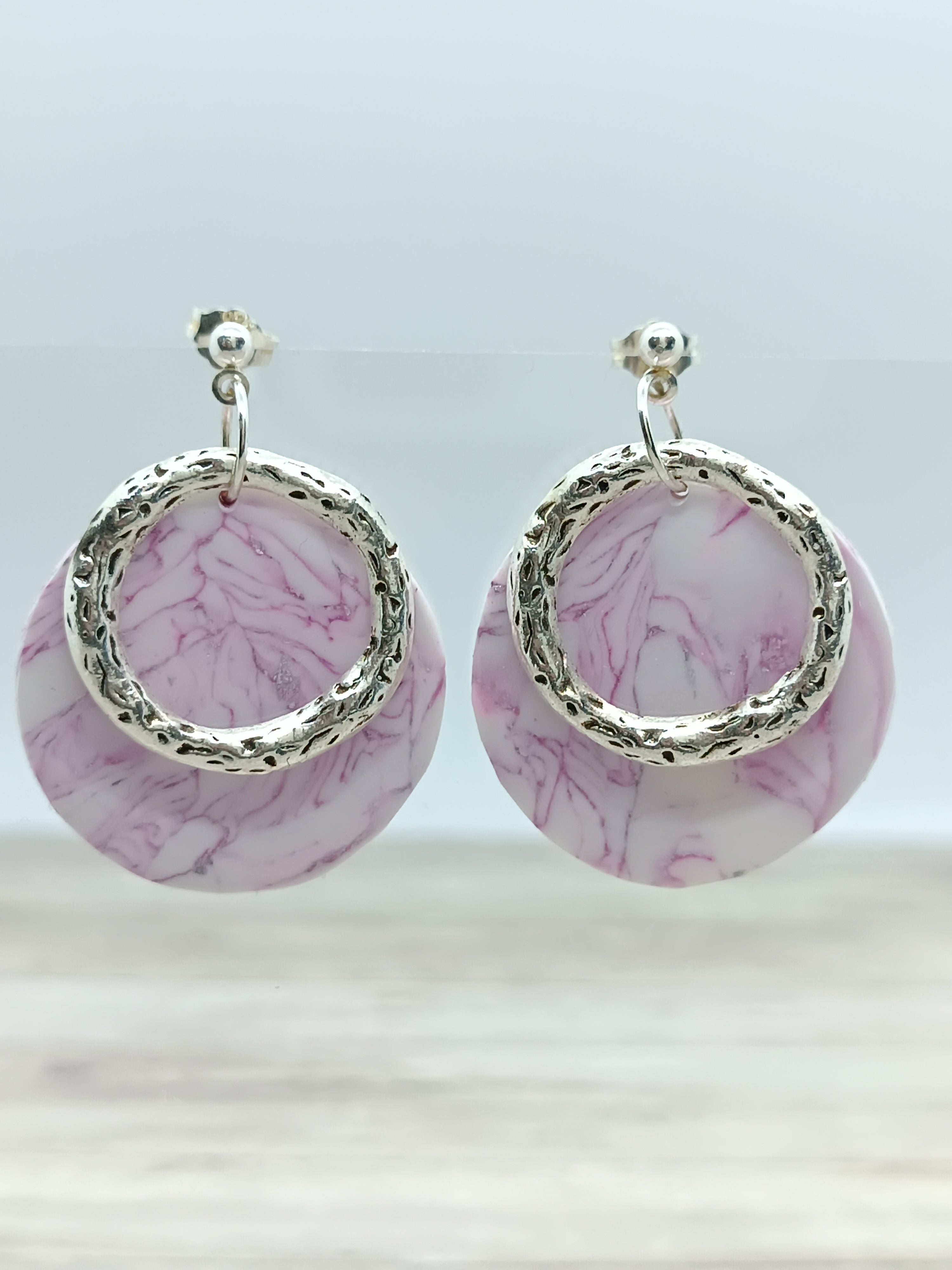 Boucles d’oreilles marbrées violet en fimo – Création artisanale élégante