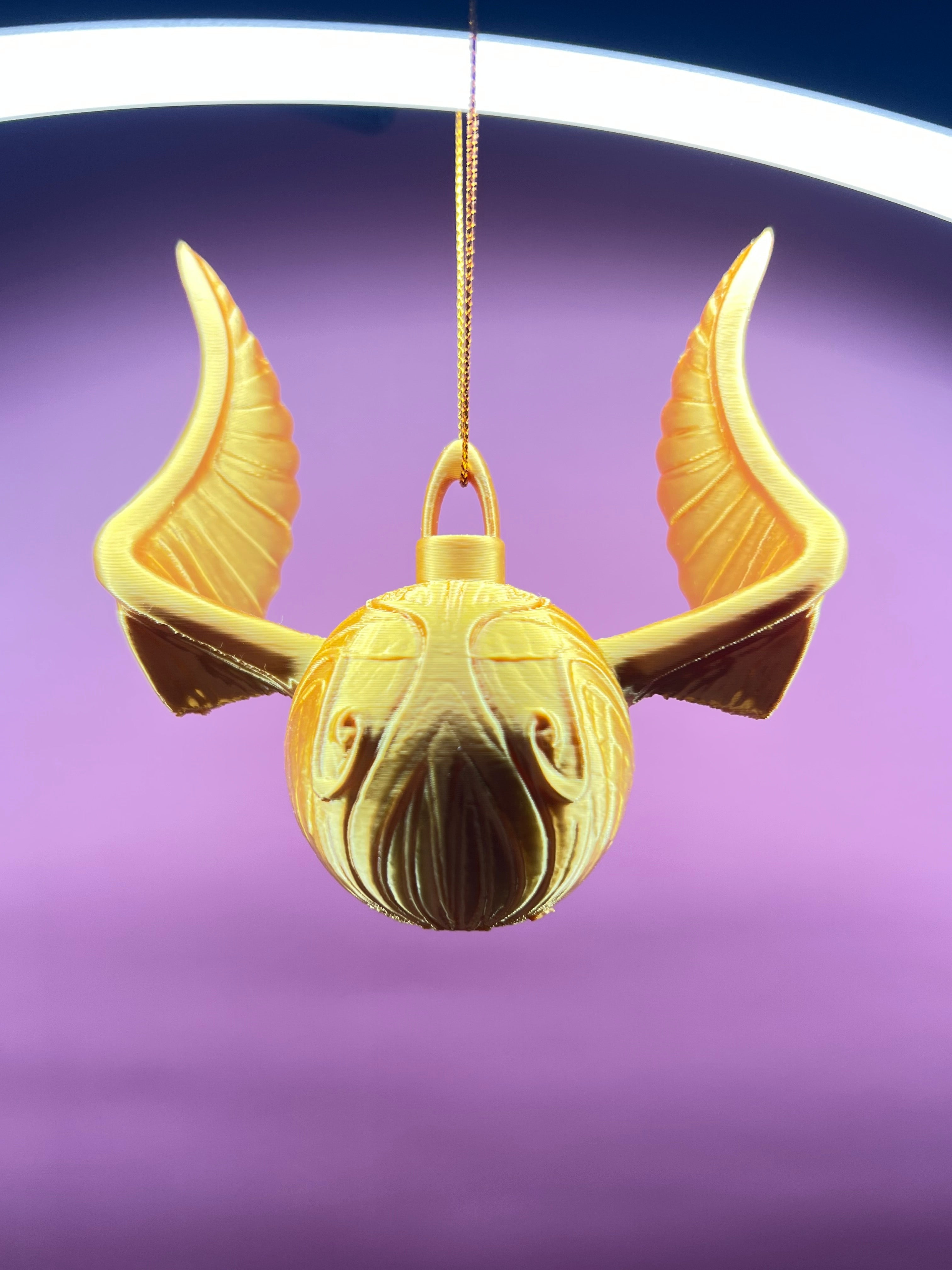 Décoration Ailée Dorée à Suspendre – Boule Magique en Impression 3D
